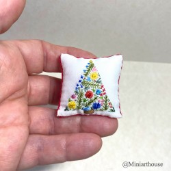 Рождественская подушка, миниатюрная вышивка