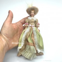Викторианская леди в светло-зеленом наряде, миниатюра 1:12